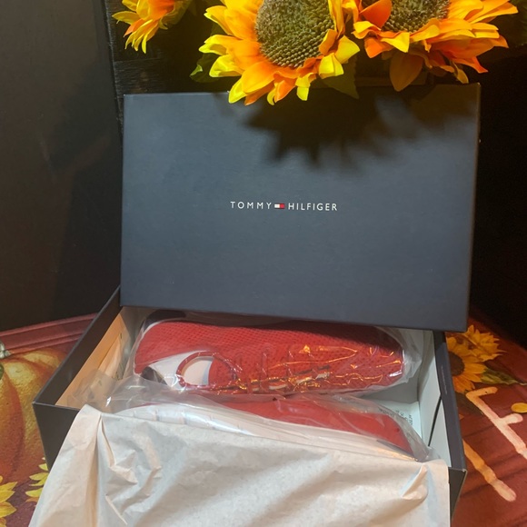 Red Tommy Hilfiger size 8 1/2m - Picture 9 of 9